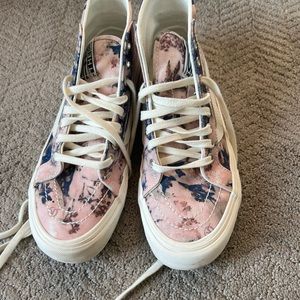 Women’s high top Van’s size 7.5 BRAND NEW!!